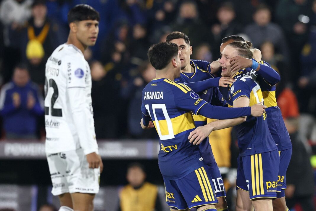 Árbitro Piero Maza durante el partido entre Boca y Recoleta