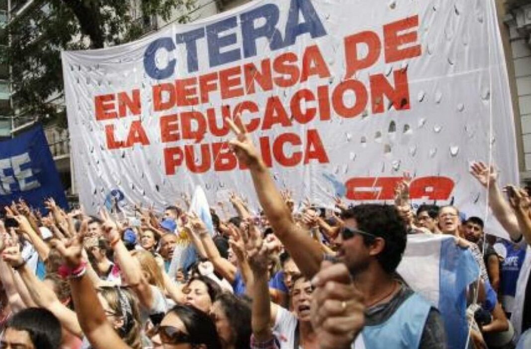 Docentes en una manifestación durante un paro nacional