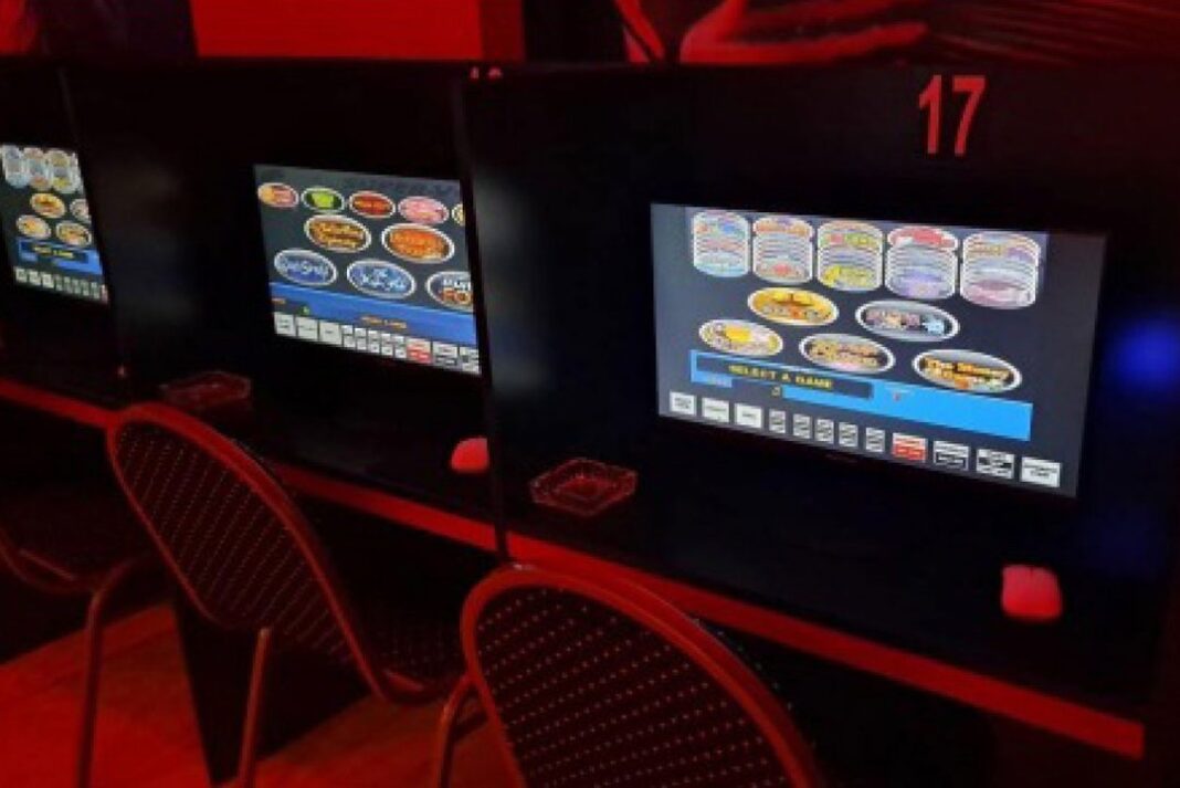 Imagen de un local con computadoras utilizado para juegos de azar ilegales en San Telmo