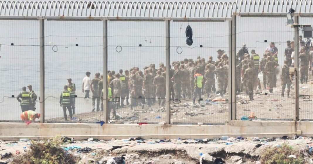 Imagen de la frontera de Ceuta con migrantes