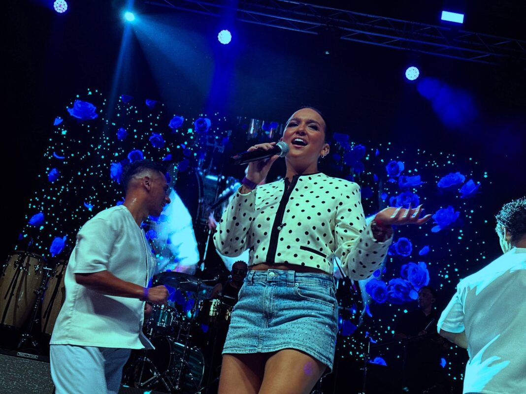 Daniela Darcourt en el escenario durante el festival Perú Salsa All Stars II en Barcelona