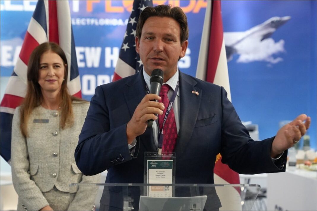 Ron DeSantis, gobernador de Florida, en una conferencia de prensa