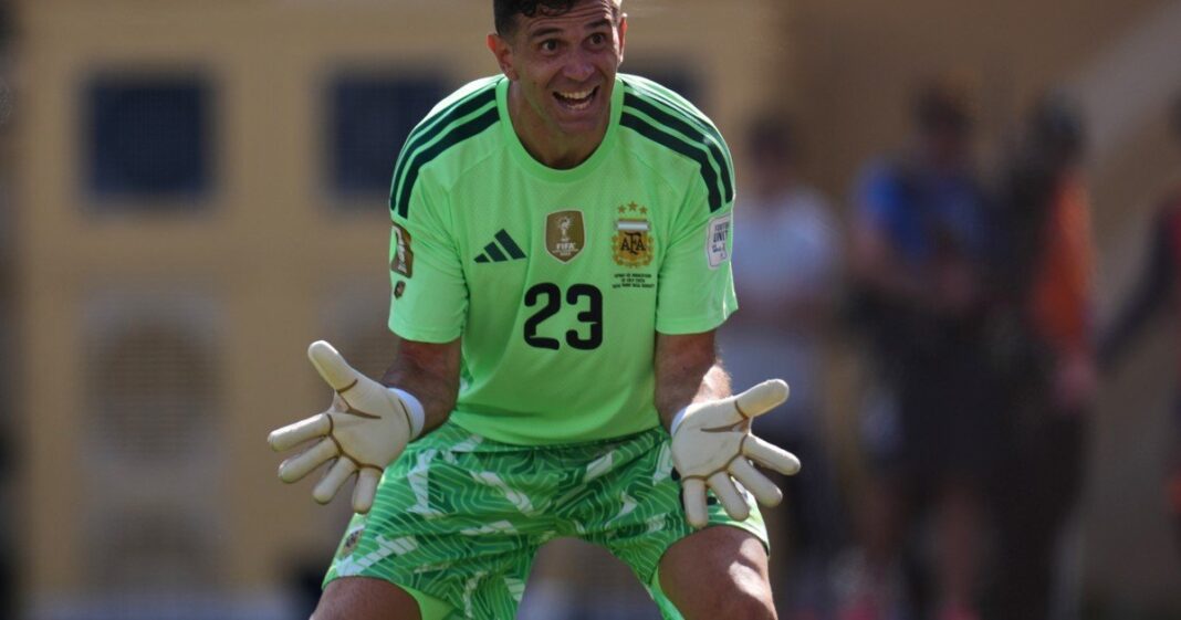 Emiliano Dibu Martínez durante un partido de Aston Villa