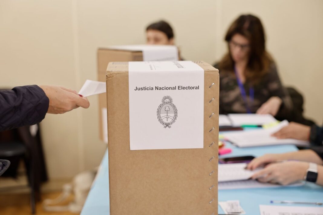 Urna electoral con boletas en Argentina