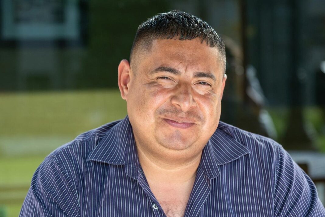 José Urías, empresario salvadoreño, frente a una de sus construcciones en Boston