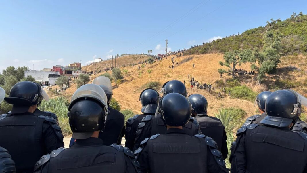 Valla fronteriza de Ceuta con presencia de efectivos de seguridad