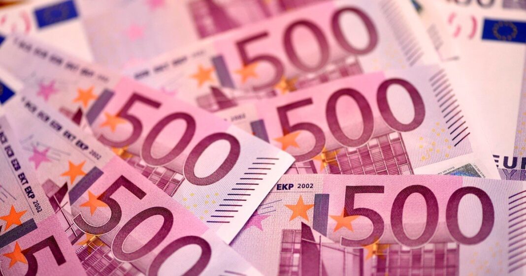 Billetes de euro y monedas sobre una superficie