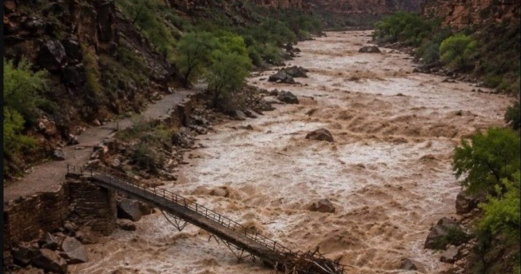 Pasarela destruida por inundaciones en el Parque Nacional del Gran Cañón