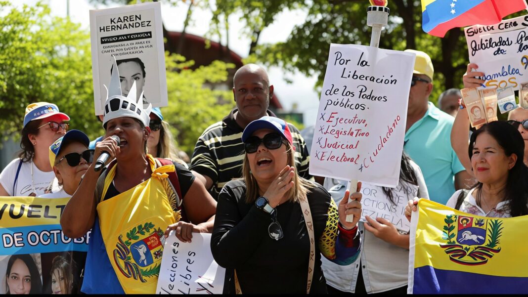 Familiares de presos políticos en Venezuela en campamento cerca de la embajada de Estados Unidos en Caracas