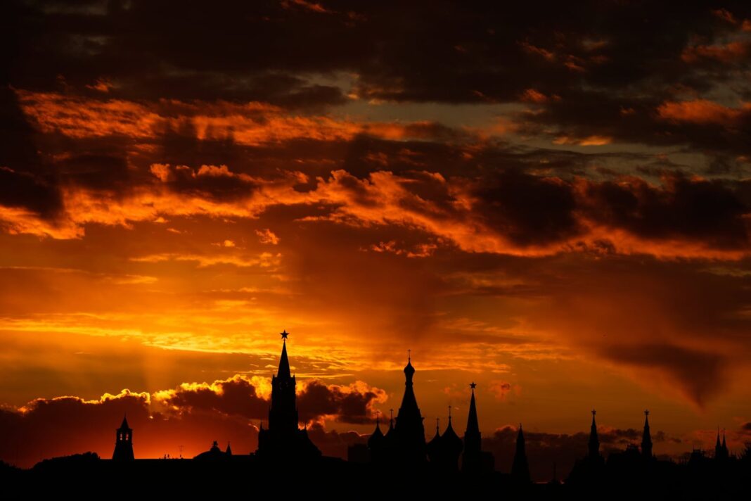 Cielo rojizo al atardecer sobre un palacio histórico en Rusia