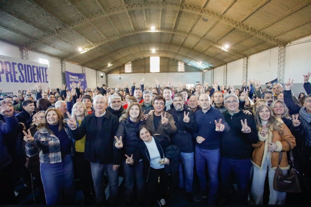 Fernando Espinoza en el plenario del Movimiento Derecho al Futuro en Alberti