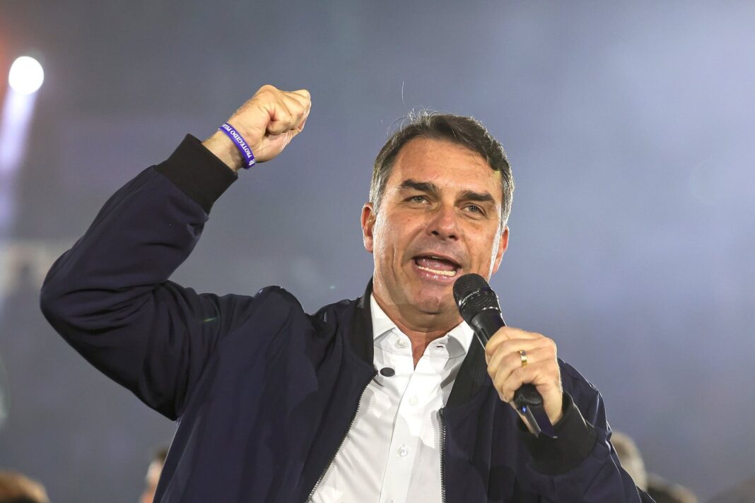 Flávio Bolsonaro durante un servicio religioso en San Pablo