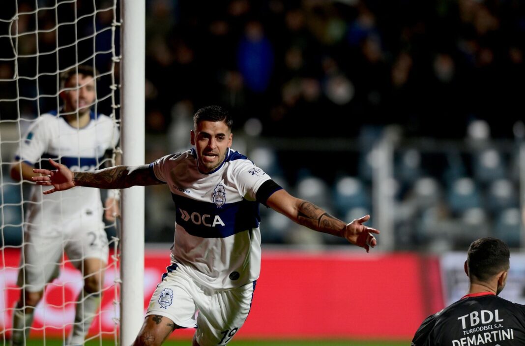 Jugadores de Gimnasia celebran un gol ante Barracas Central