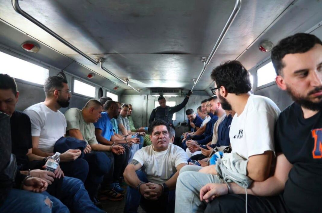 Caravana del Inpec en Itagüí durante el traslado de presos