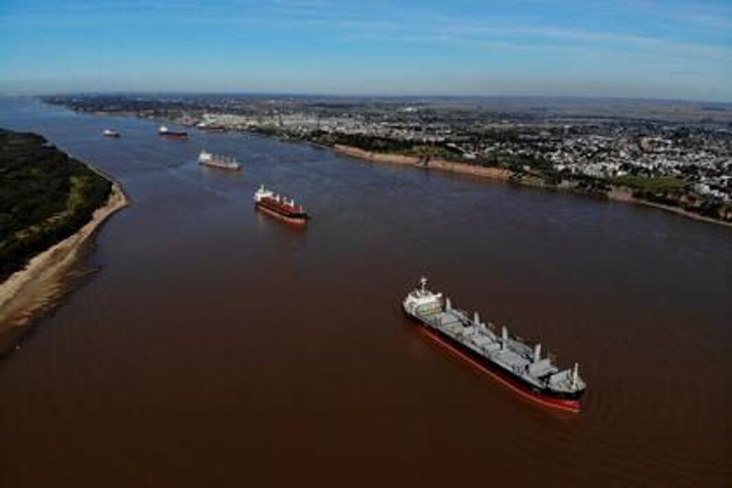 Puerto con barcos y grúas en Argentina