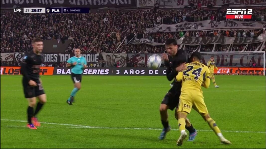 Jugadores de Platense y Boca en el partido disputado en Vicente López
