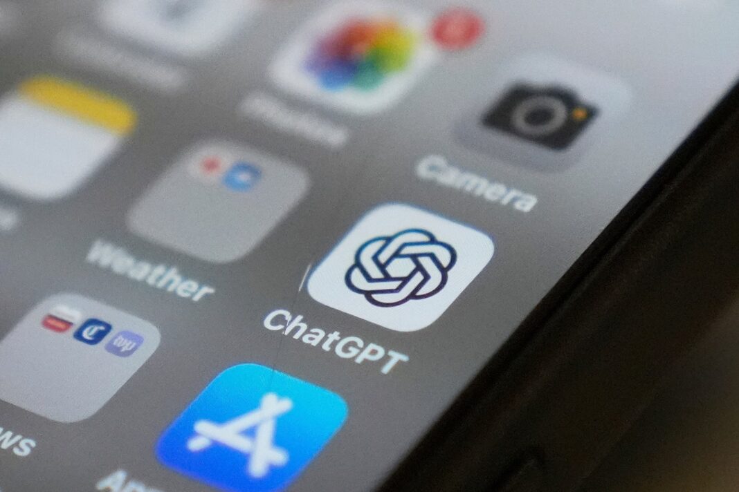 Ilustración de ChatGPT y un teléfono móvil con el logo de OpenAI