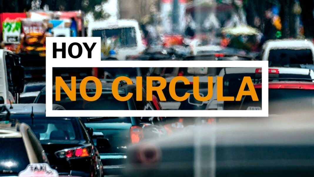 Señal de tránsito con el texto Hoy No Circula en la Ciudad de México