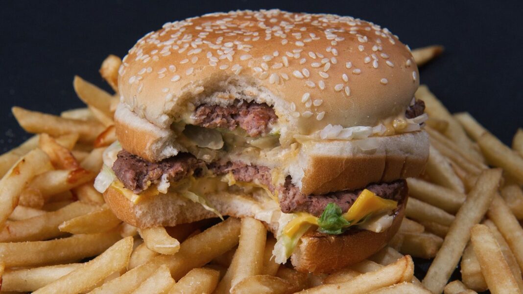 Hamburguesa Big Mac de McDonald's con fondo neutro