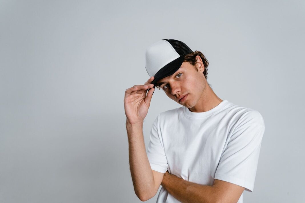 Persona usando una gorra