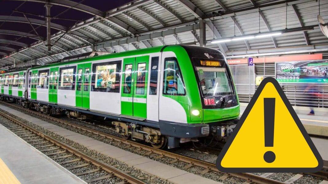 Tren de la Línea 1 del Metro de Lima en estación