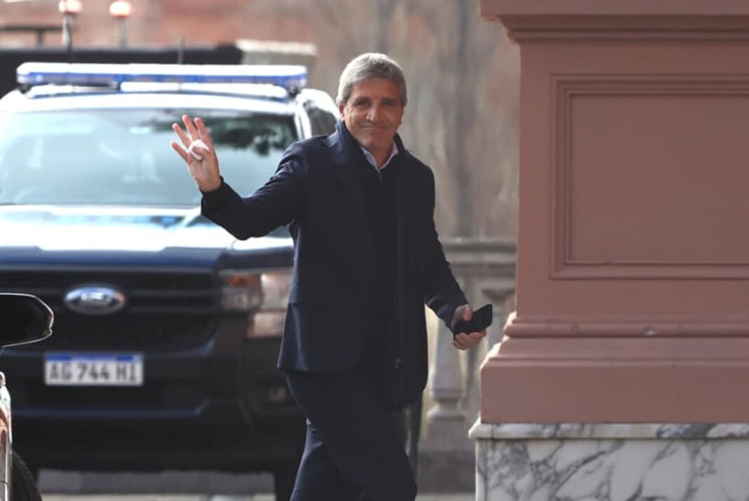 Luis Caputo en conferencia de prensa