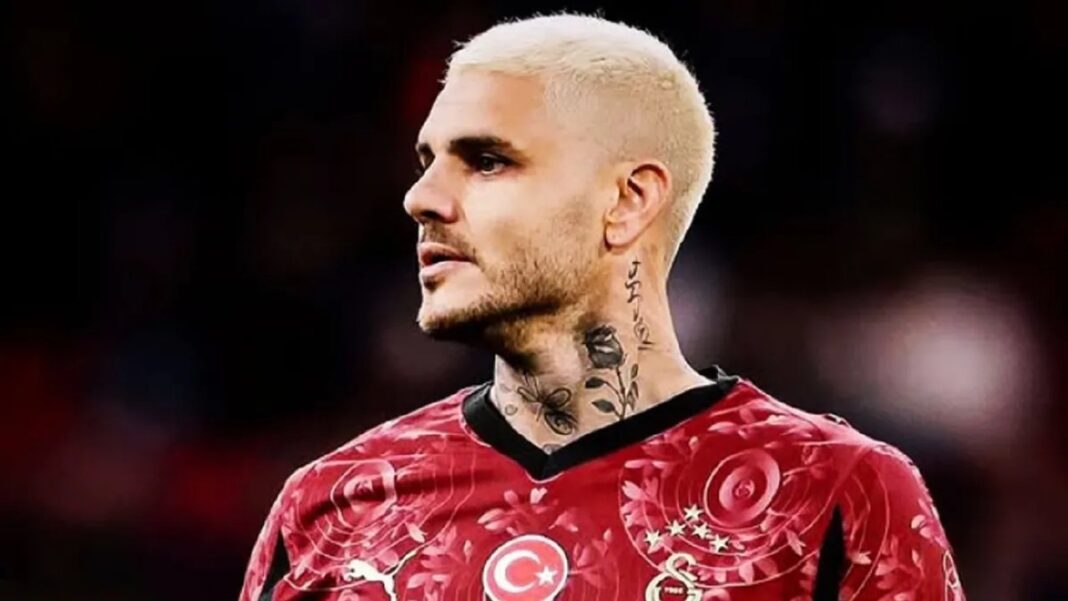 Mauro Icardi en una cancha de fútbol