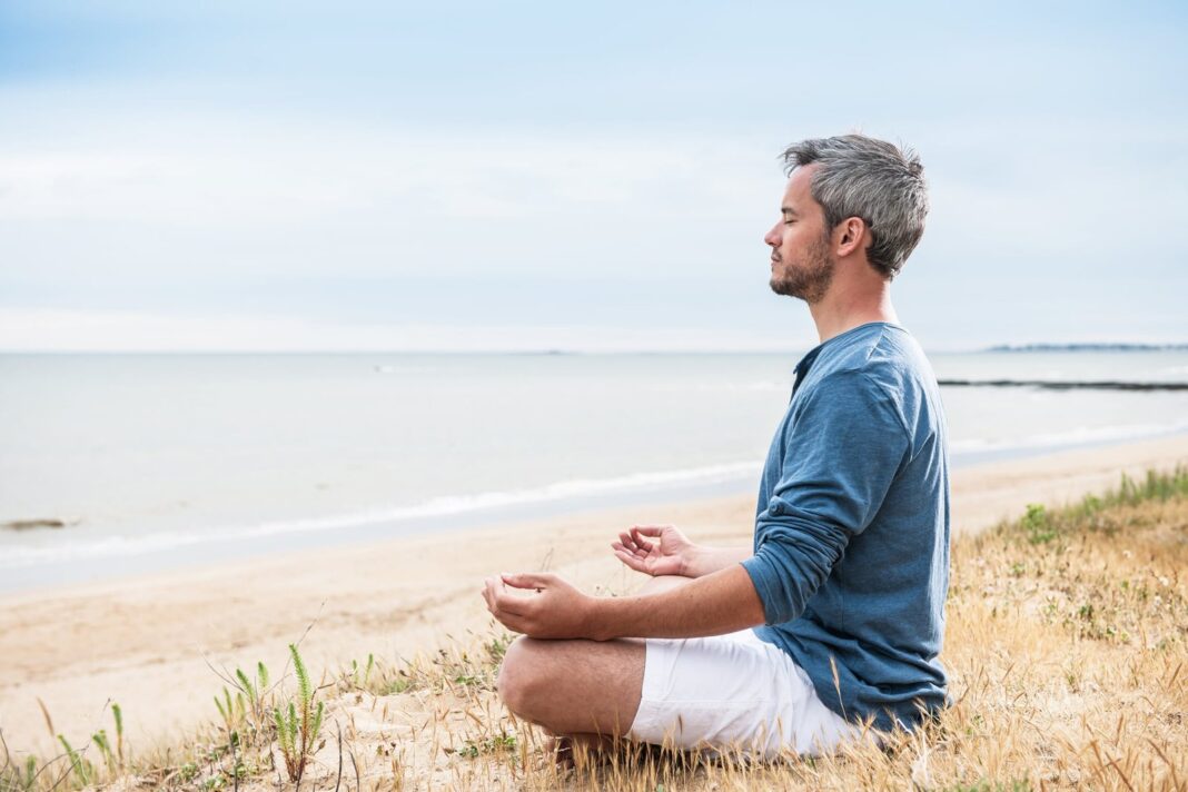 Persona meditando en posición de loto con expresión serena
