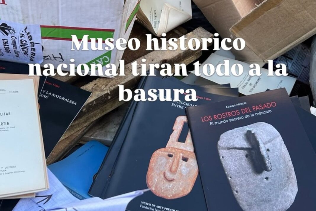 Libros en un contenedor de basura en la puerta del Museo Histórico Nacional