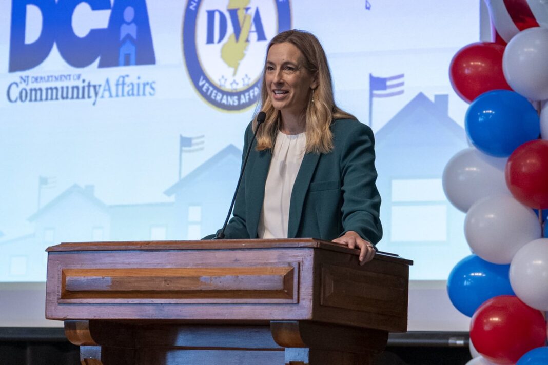 Gobernadora de Nueva Jersey, Mikie Sherrill, firmando una ley