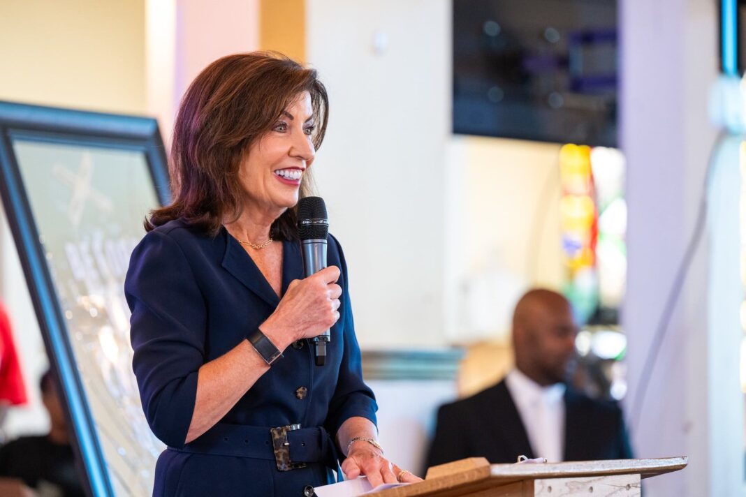 Kathy Hochul anunciando inversión en infraestructura de agua en Nueva York