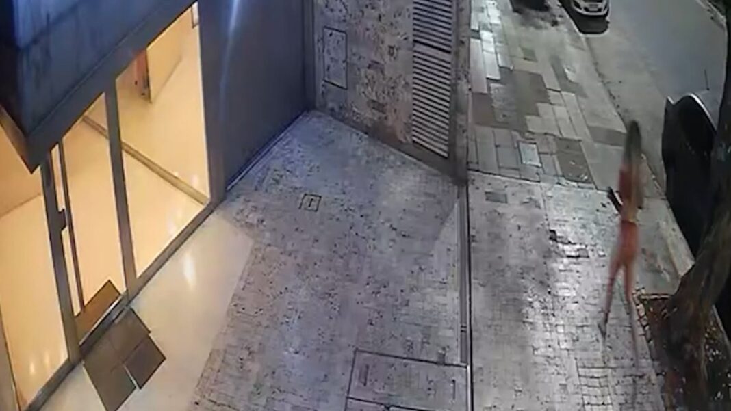 Candela Arizaga saliendo semidesnuda y descalza del departamento de Facundo Moyano