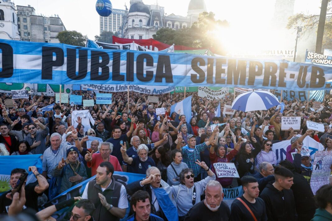 Estudiantes y docentes en una asamblea universitaria durante el paro