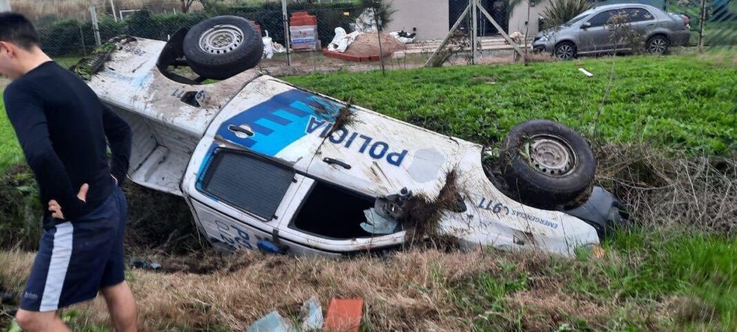 Patrullero volcado en una zanja en La Plata