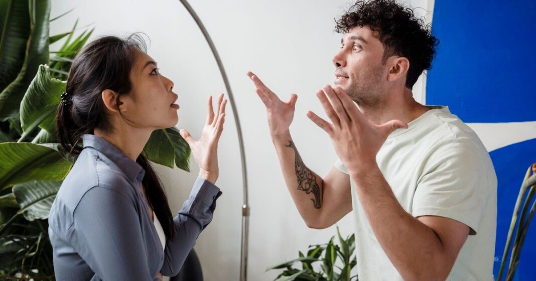 Pareja discutiendo en una mesa