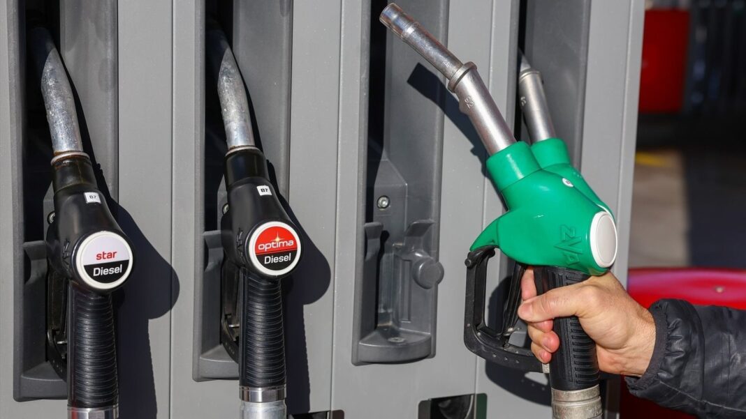 Estación de servicio con surtidores de combustible en España