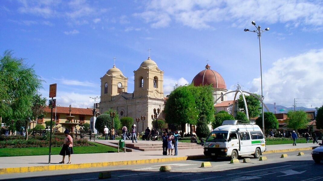 Vista de la ciudad de Huancayo con cielo despejado