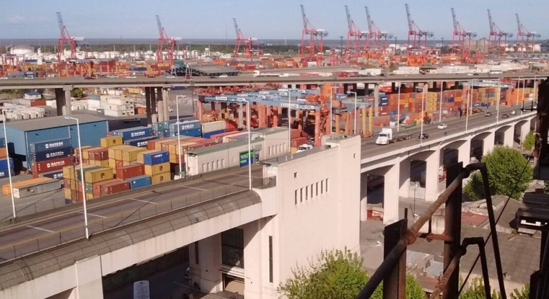 Vista de un puerto con contenedores y buques de carga