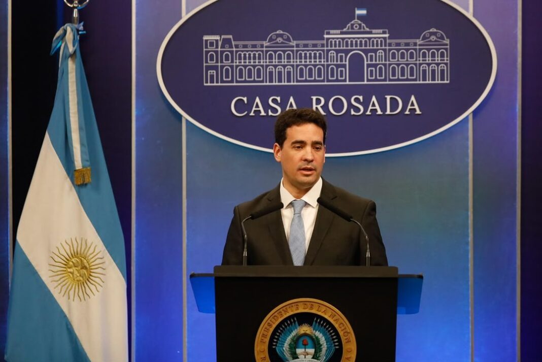 Adrián Ravier, vocero presidencial, en conferencia de prensa en la Casa Rosada