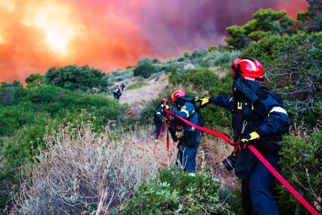 Helicóptero de extinción de incendios en Grecia