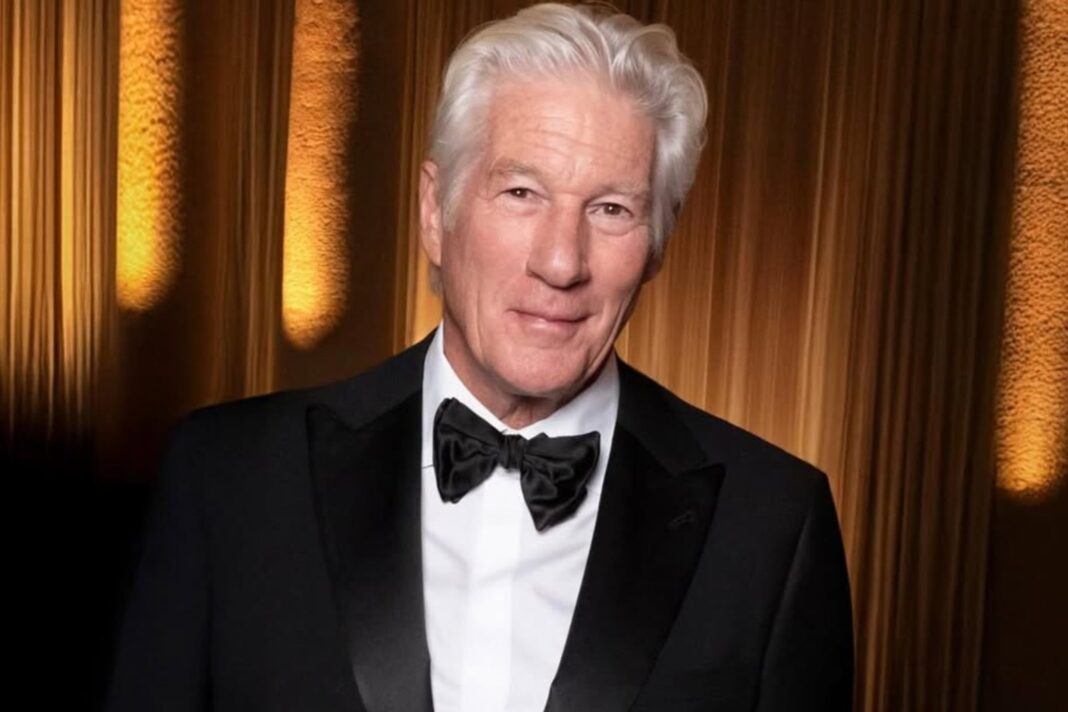 Richard Gere sonriendo en una entrevista