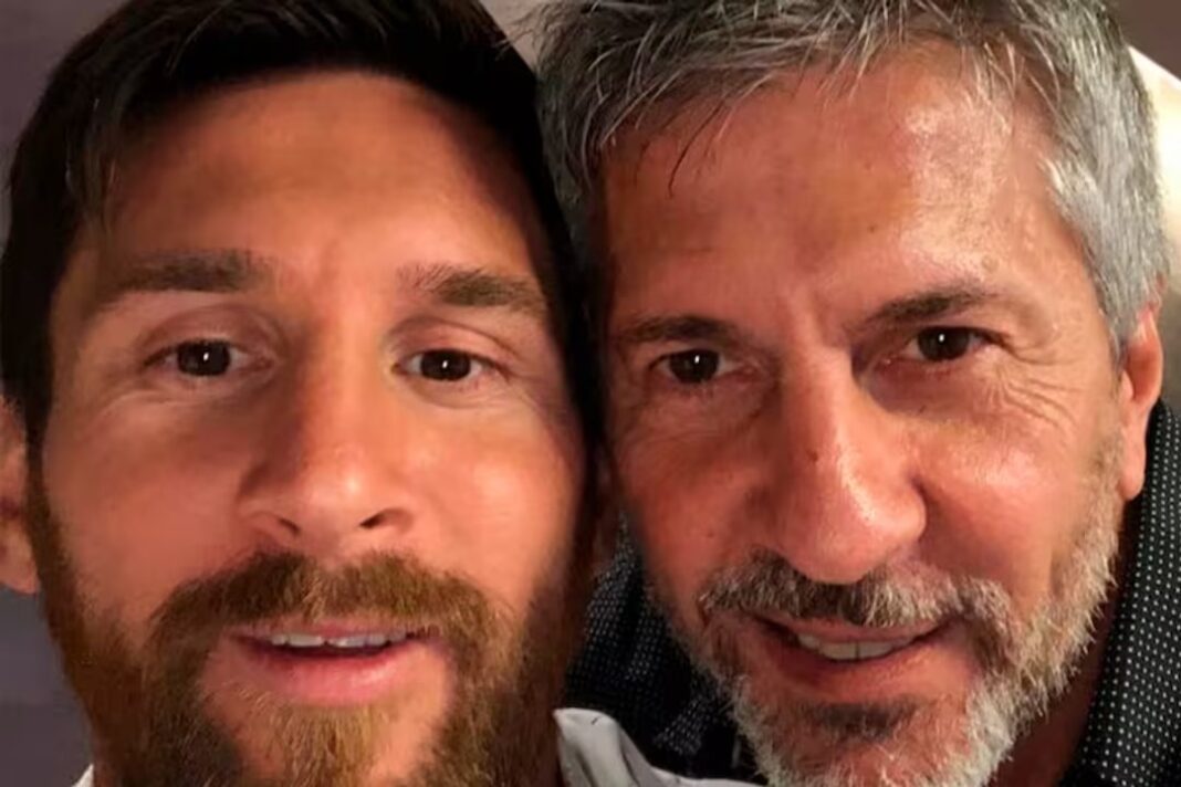 Bandera argentina proyectada en una pantalla en Rosario con mensaje de apoyo a Messi