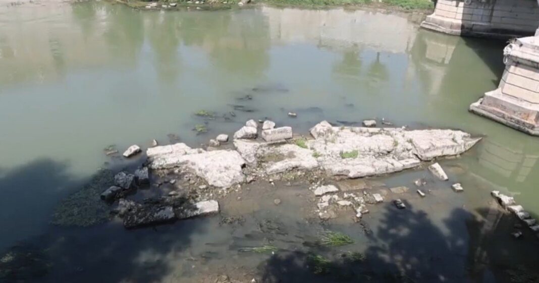 Restos del Puente de Nerón emergidos en el río Tíber en Roma