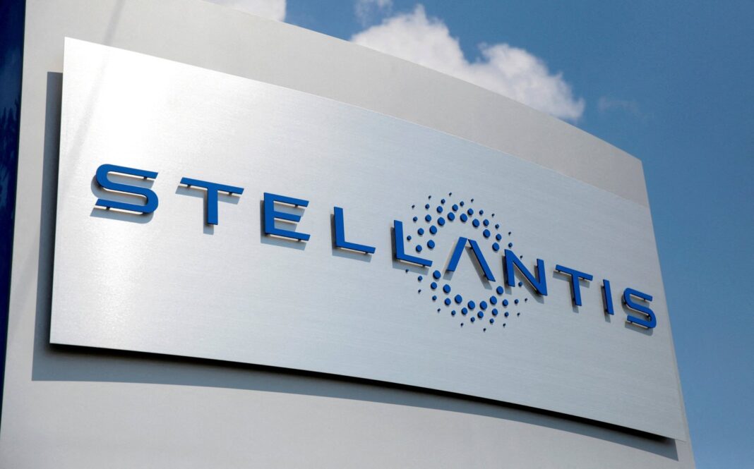 Vehículos de la marca Stellantis en un concesionario