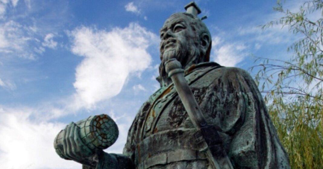 Estatua de Sun Tzu en el Jardín Chino Encho-en, Yurihama, Japón