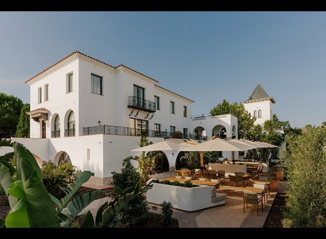 Fachada de un hotel de Sunset Hospitality Group