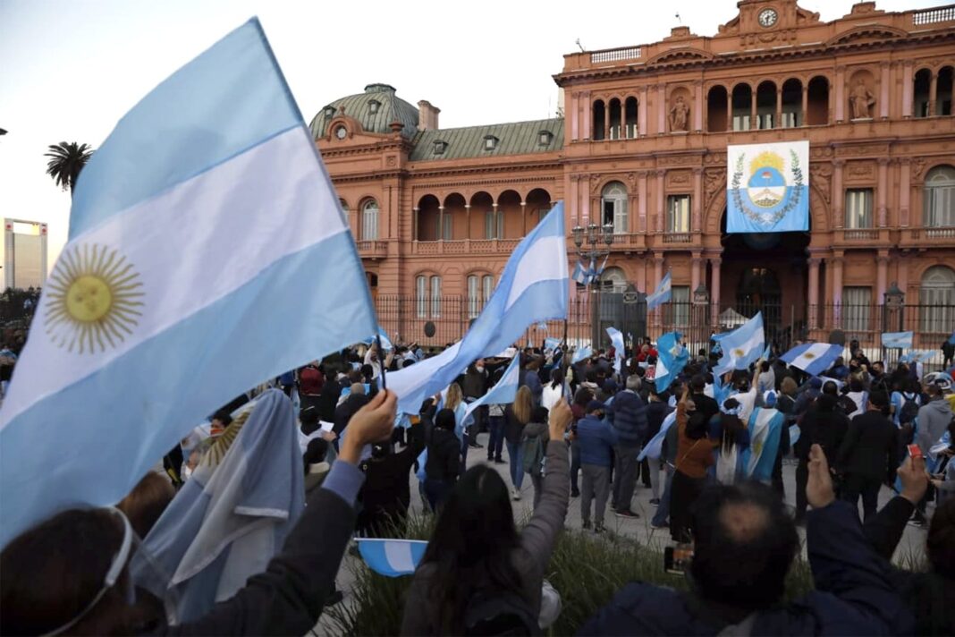 Personas caminando por la calle en Argentina
