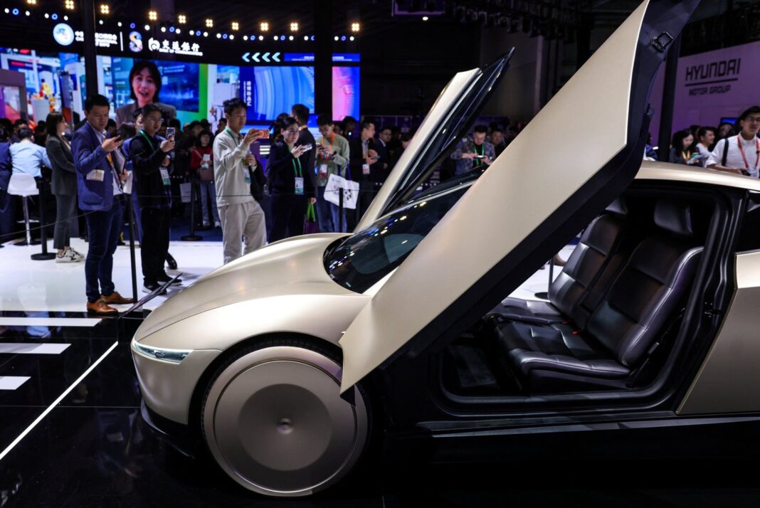 Render del Tesla Cybercab, un vehículo autónomo sin volante ni pedales
