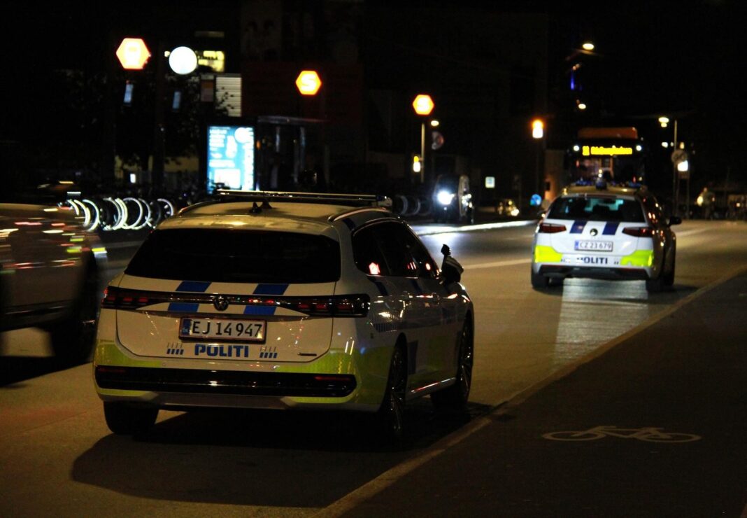Policía danesa en la ciudad de Holbaek tras un tiroteo
