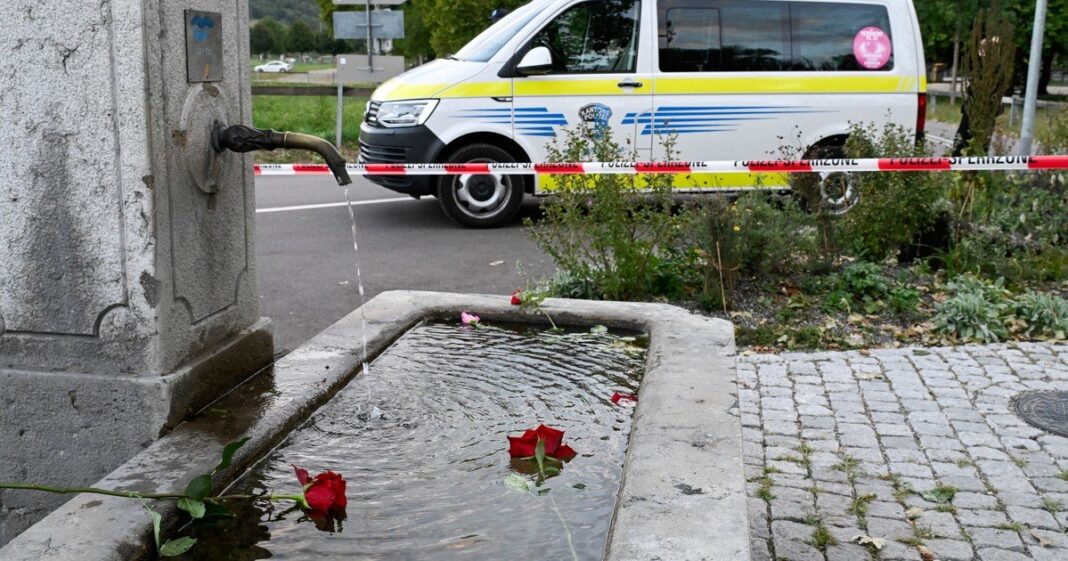 Policía acordonando la zona del tiroteo en Aarau, Suiza